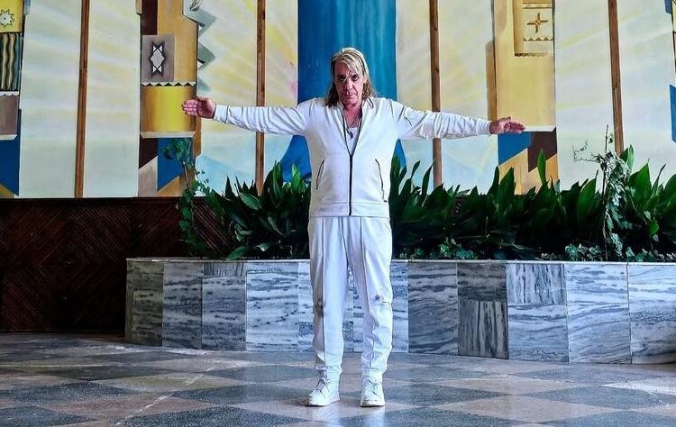 FOTO// Solistul de la Rammstein a filmat un proiect muzical la Spitalul de Psihiatrie din Codru