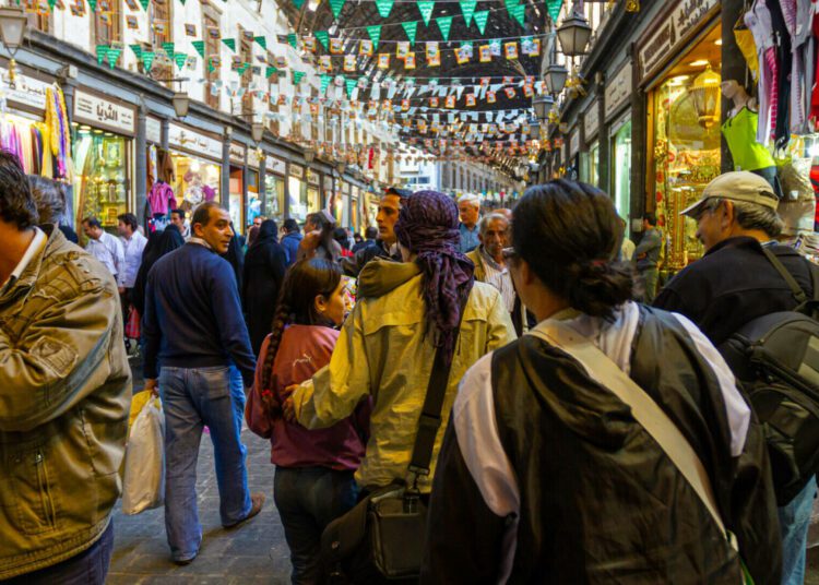 Un stat a decis să își schimbe banii după ce s-au devalorizat puternic. Oamenii merg cu teancuri de bancnote la cumpărături