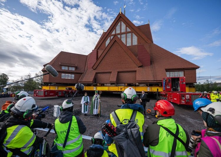 Деревянную церковь весом в сотни тонн перенесли на 5 км в Швеции