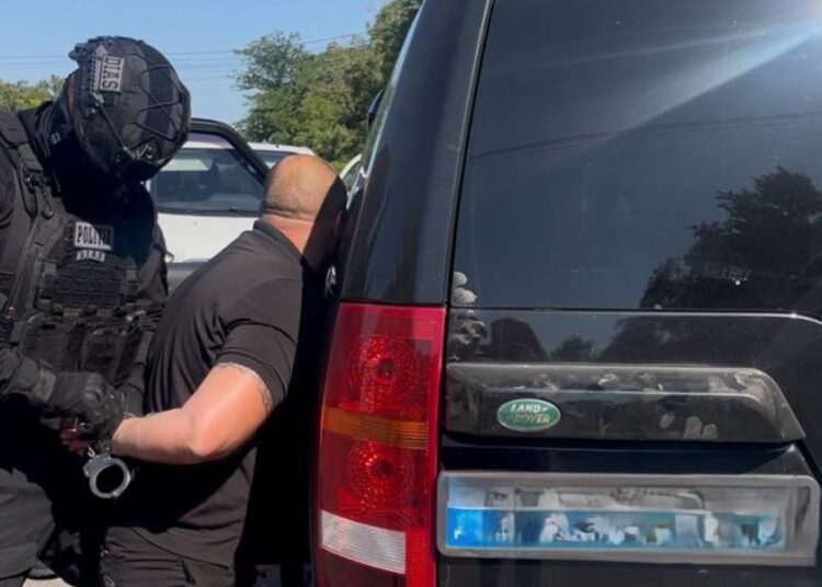 VIDEO // Patru criminali, reținuți pentru șantaj. Momentul în care sunt încătușați