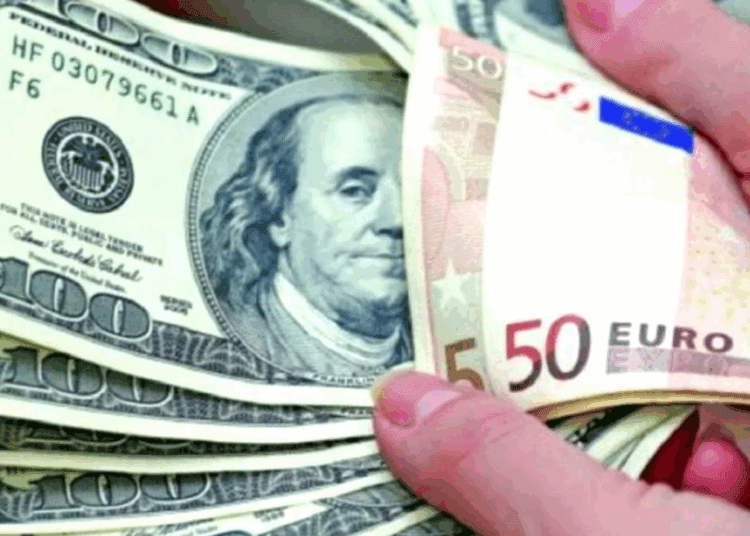 Dolarul coboară sub pragul de 17 lei. Și euro pierde câțiva bani