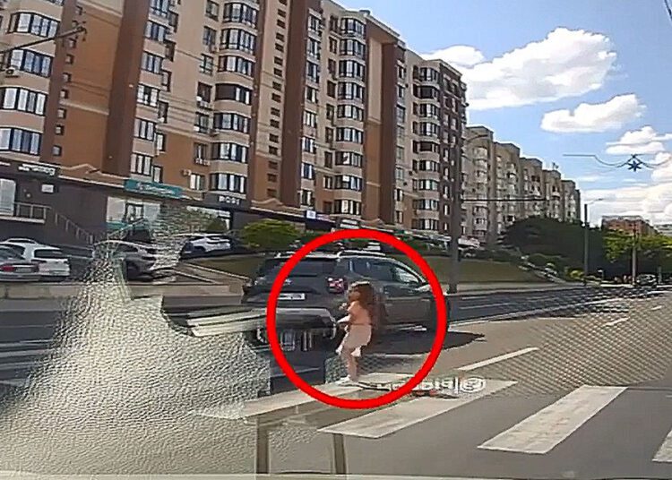 VIDEO // O fetiță din capitală, cât pe ce să fie spulberată de o mașină chiar pe zebră. Șoferul a fost identificat