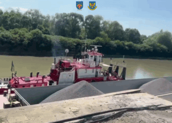 VIDEO // Evaziune fiscală de 12,5 milioane lei la transportarea mărfii spre port. Oamenii legii au efectuat 19 percheziții