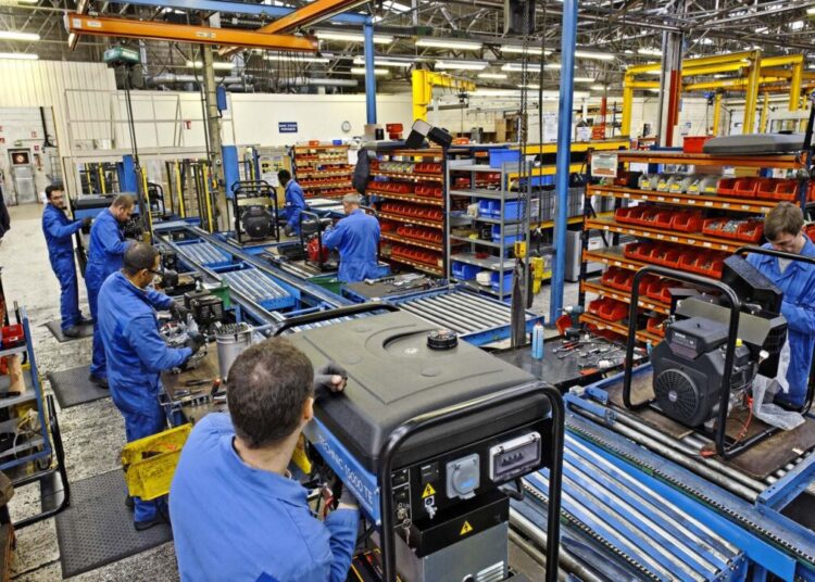 Statul oferă 3000 de lei lunar tinerilor angajați în industrii strategice