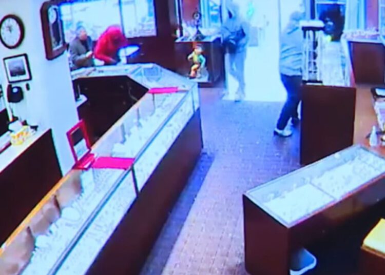 În doar 90 de secunde au furat ceasuri şi diamante de 2 milioane de dolari