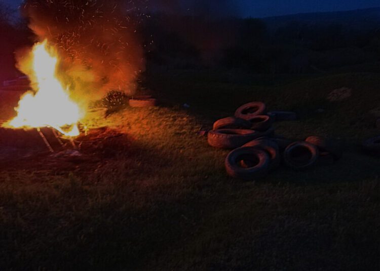 Doi copii au căzut într-un rug în raionul Briceni. O fetiță de 7 ani se zbate între viață și moarte