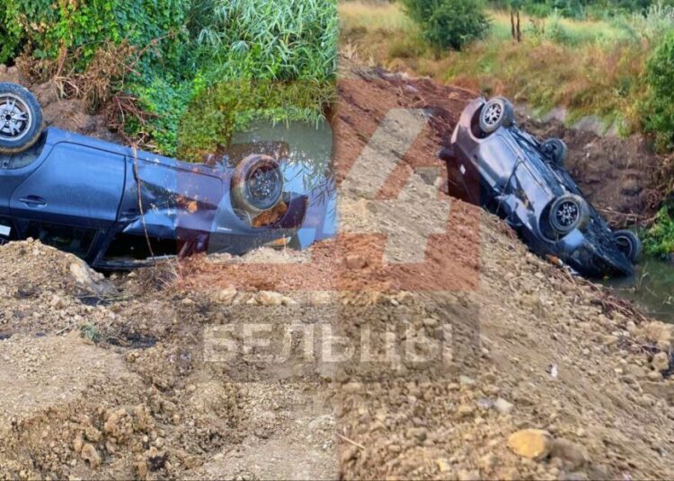 VIDEO // O mașină de taxi s-a răsturnat lângă podul din Bălți, aflat în reparație