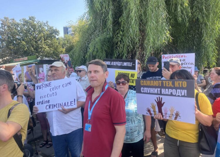 Protestatarii lui Șor au încercat să instaleze corturi, dar polițiștii le-au zădărnicit planurile