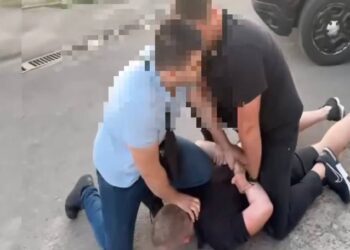 VIDEO // O bătrână a rămas fără 100 de mii de lei. Escrocii, reținuți în capitală