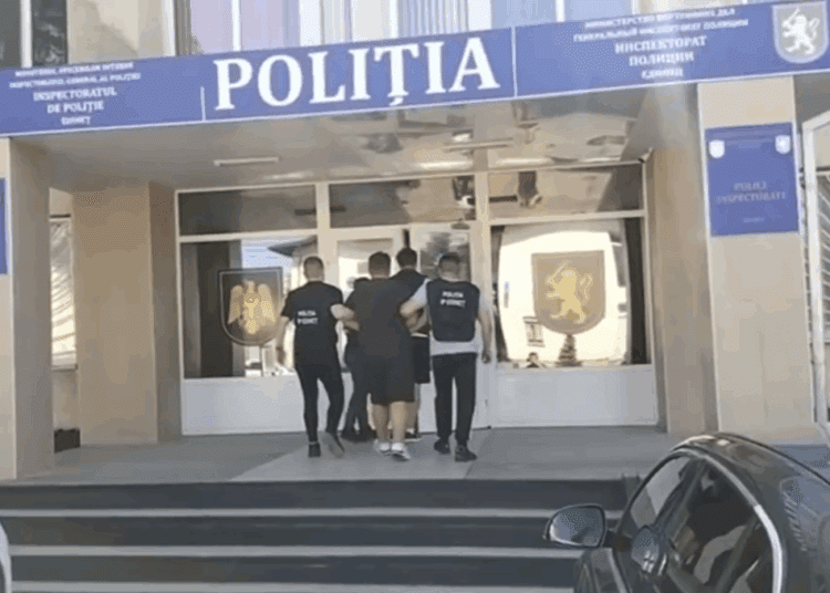 VIDEO// Doi tineri din raionul Edineț, reținuți pentru escrocherii