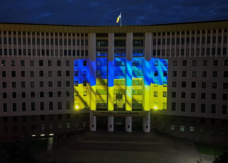 Clădirea Parlamentului Republicii Moldova, iluminată în culorile drapelului ucrainean