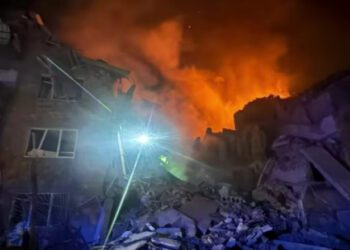 VIDEO // Rusia a bombardat din nou Kievul: cel puțin opt morți, printre care un copil. Valul de rachete și drone a provocat pagube majore