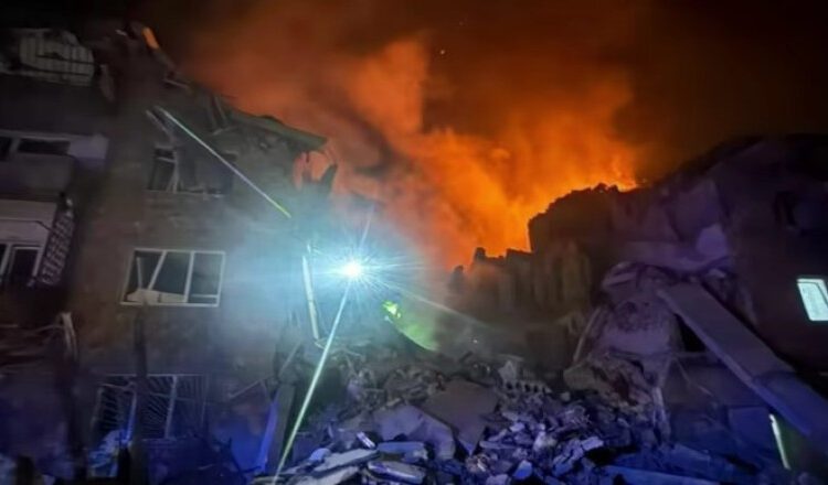 VIDEO // Rusia a bombardat din nou Kievul: cel puțin opt morți, printre care un copil. Valul de rachete și drone a provocat pagube majore