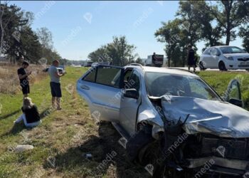FOTO // Grav accident în raionul Sîngerei. Două mașini au fost făcute zob