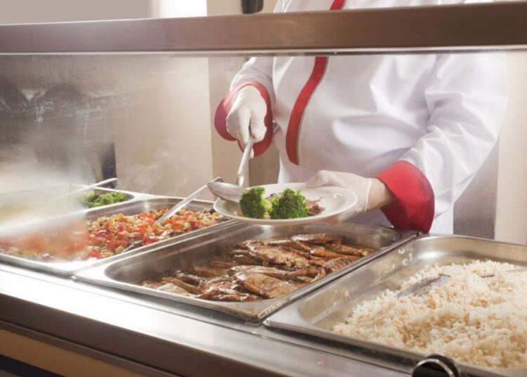 Gulaș, zeamă, limonadă. Ministerul Educației a prezentat meniurile model pentru instituțiile de învățământ