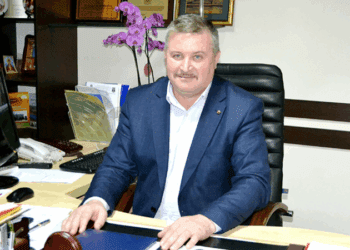 FOTO // Președintele raionului Ocnița a fost prins beat la volanul mașinei de serviciu
