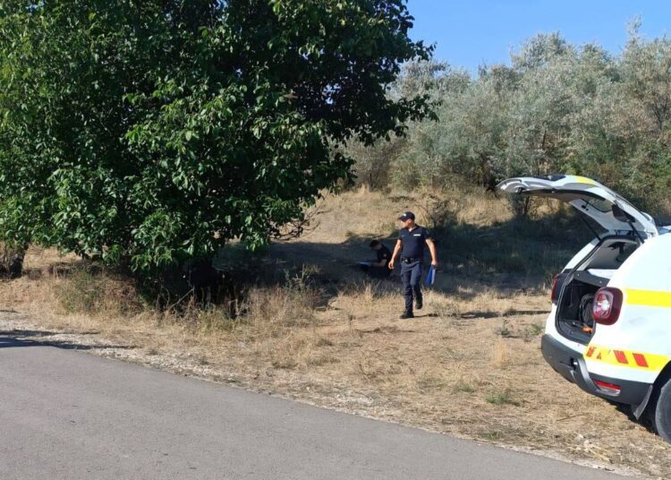 Tragedie la Hîncești. Un copil de 14 ani a murit, după ce a luat motocicleta fratelui mai mare și s-a tamponat cu aceasta într-un copac