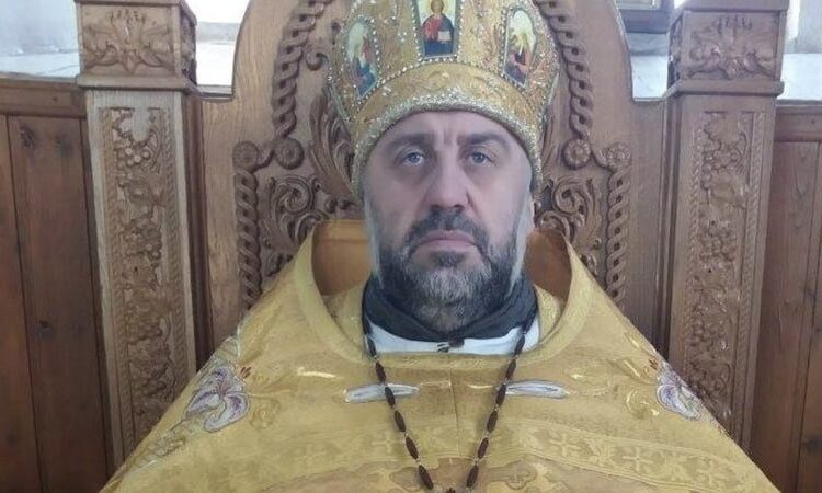 VIDEO // Preotul de la biserica din satul Chetrosu, ar fi fost prins în stare de ebrietate la volan