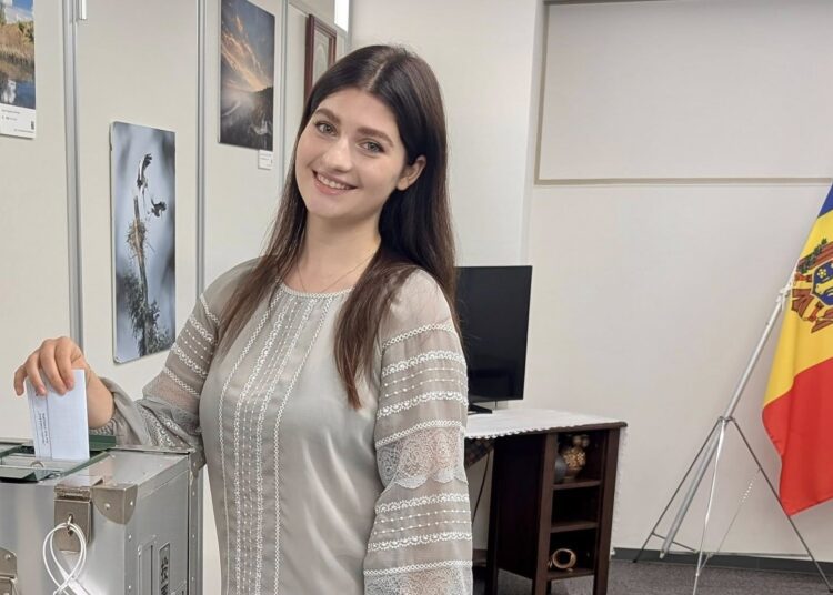 VIDEO // O studentă din Japonia este prima moldoveancă care a votat la alegerile parlamentare