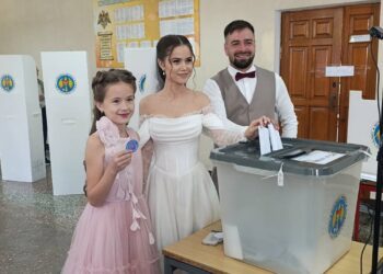 FOTO // Două voturi pentru dragoste și viitor. Mire și mireasă din raionul Fălești au trecut pe la urna de vot înainte de petrecerea de nuntă