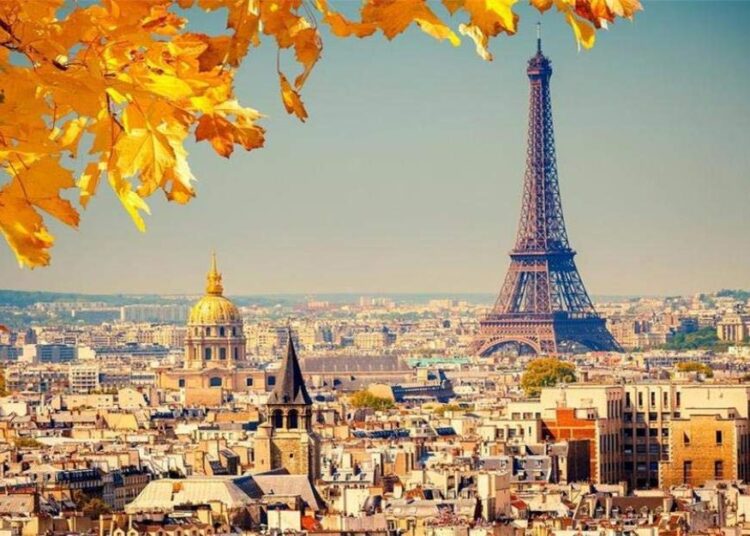 Atenție! E alertă de călătorie în Franța după căderea Guvernului