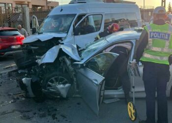 Accident între un microbuz și o mașină în România. 13 persoane au ajuns la spital