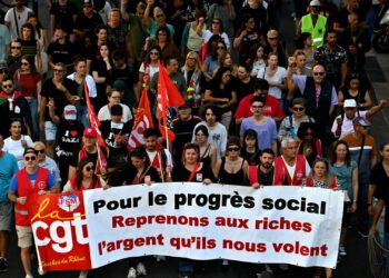 Proteste violente în Franța. Mișcarea „Blocăm tot” a adunat 200.000 de oameni, dar planul a eșuat