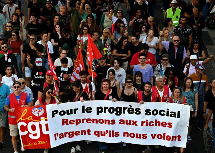 Proteste violente în Franța. Mișcarea „Blocăm tot” a adunat 200.000 de oameni, dar planul a eșuat