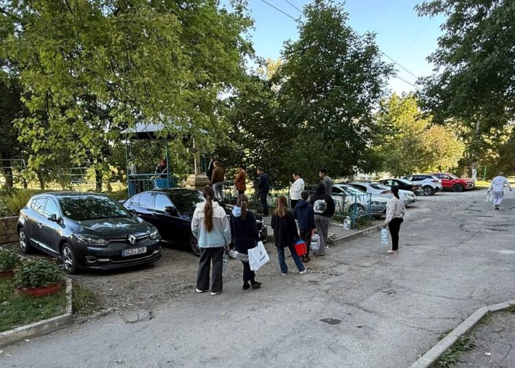 Mai multe cartiere din Bălți, rămân în continuare fără apă. Oamenii fac rând la fântânile din curțile blocurilor