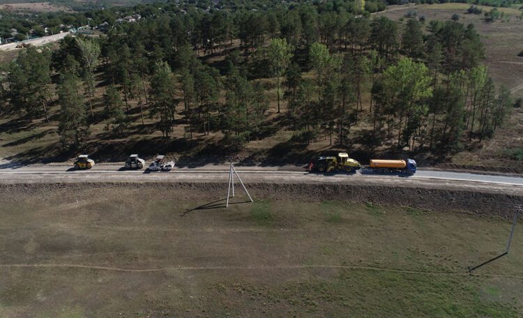 FOTO // Se efectuează lucrări de reparație pe mai multe drumuri regionale în raioanele Telenești și Dondușeni