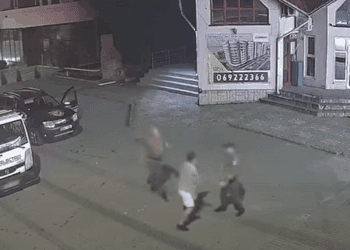 VIDEO // Un tânăr de 24 de ani, agresat lângă o stație PECO. Doi agenți de pază, trimiși în judecată pentru tratament inuman și degradant