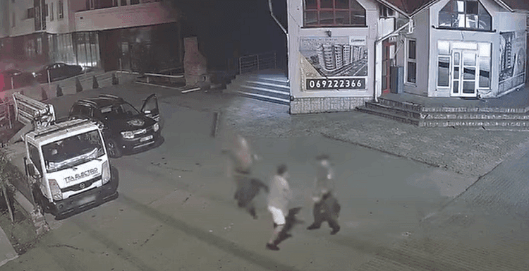 VIDEO // Un tânăr de 24 de ani, agresat lângă o stație PECO. Doi agenți de pază, trimiși în judecată pentru tratament inuman și degradant
