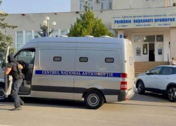 AUDIO // „Lor le dăm câte 1000, iar restul împărțim între noi”. Patru persoane reținute în cadrul perchezițiile CNA