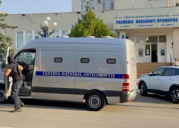 AUDIO // „Lor le dăm câte 1000, iar restul împărțim între noi”. Patru persoane reținute în cadrul perchezițiile CNA