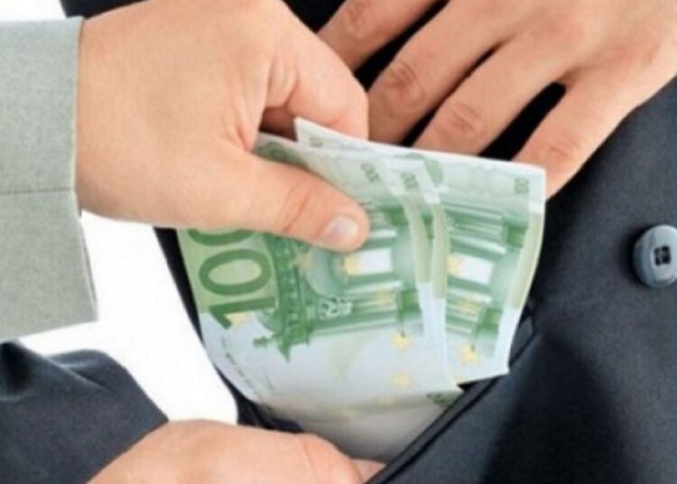 Un bărbat ar fi pretins 60 de mii de euro pentru a influența decizia pe un dosar penal