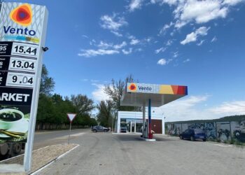 Motocicletă cuprinsă de flăcări la o stație PECO din Sîngerei. Șoferul a ajuns la spital