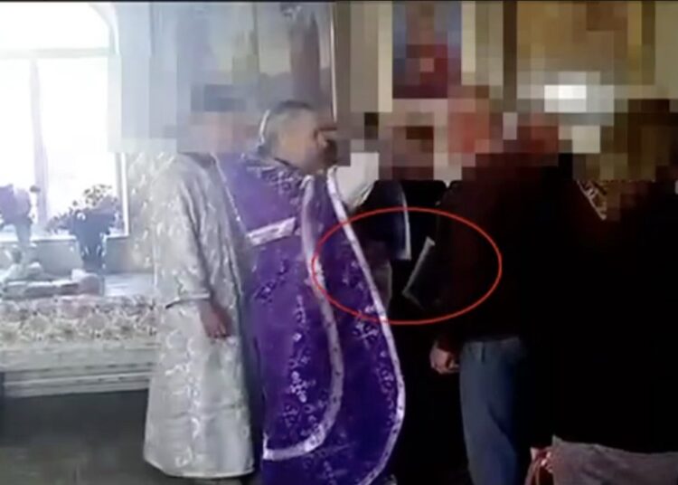 VIDEO // De ziua tăcerii, preotul unei biserici din Hîncești a împărțit enoriașilor ziare cu tentă politică