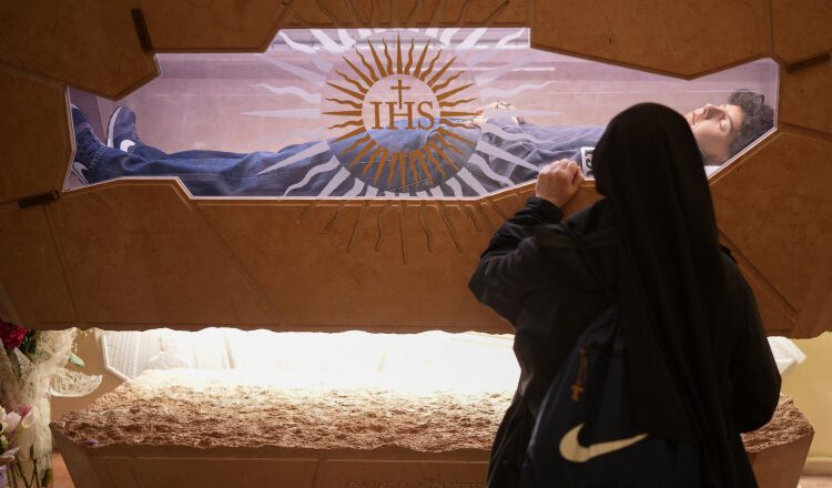 Carlo Acutis, „influencerul lui Dumnezeu”, a devenit primul sfânt al generației milenialilor. Papa Leon al XIV-lea l-a canonizat azi