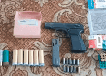 VIDEO // Doi bărbați din Drochia, bănuiți de trafic de droguri și deținere ilegală de arme