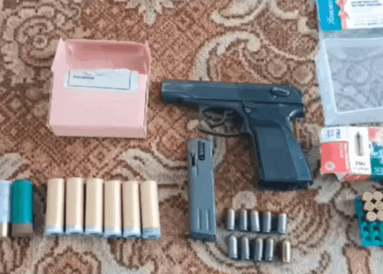 VIDEO // Doi bărbați din Drochia, bănuiți de trafic de droguri și deținere ilegală de arme