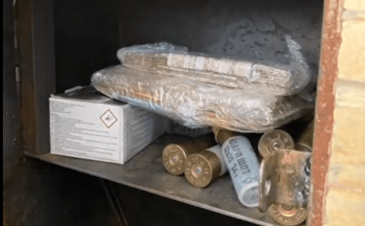 VIDEO // Droguri, bani și arme deținute ilegal, depistate în raionul Glodeni. Patru persoane reținute