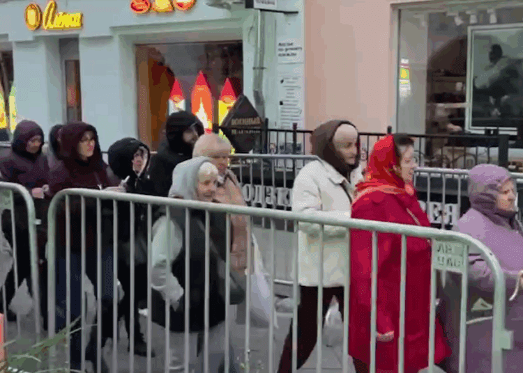 VIDEO // Cozi la secțiile de votare din Rusia. Presa rusă a publicat primele imagini