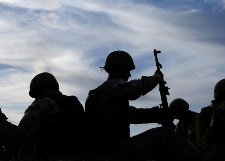 Soldați ruși cu HIV și hepatită, trimiși să lupte în Ucraina. Trebuie să poarte banderole care indică problema lor de sănătate