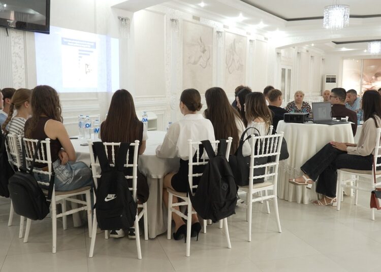 VIDEO // Tinerii și seniorii din Dondușeni au discutat despre oportunitățile și riscurile pe rețelele de socializare: „Voi avea grijă să mă informez din surse credibile”