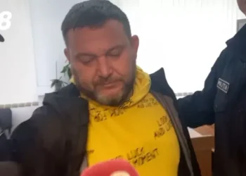 VIDEO // Propagandistul Gabriel Călin, adus în fața judecătorilor: Ar putea fi plasat în arest preventiv