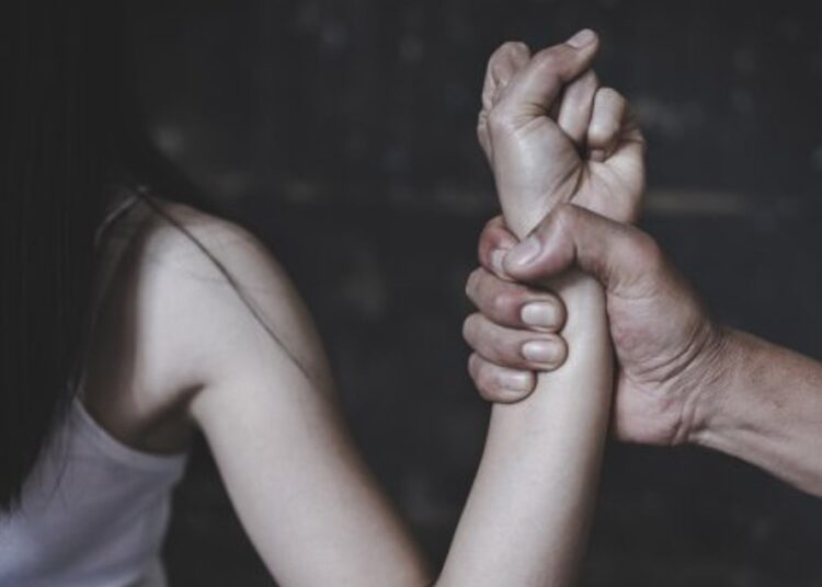 O femeie a fost stropită cu benzină și incendiată de concubin în raionul Glodeni