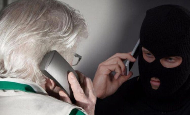 VIDEO // Trei persoane reținute la Bălți pentru escrocherie în proporții deosebit de mari. O femeie de 85 de ani a dat escrocilor 300.000 de lei