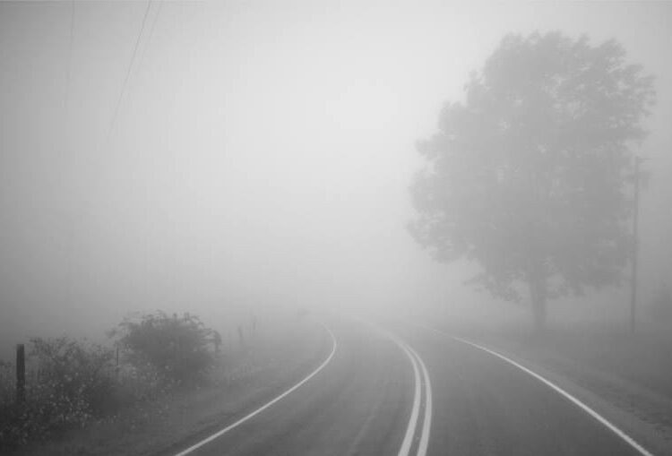 METEO // Atenție! Pe mai multe trasee din țară se circulă în condiții de ceață. Câte grade vor fi astăzi