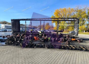 VIDEO // Remorca unui TIR, încărcată cu 19 tone de cablu, a luat foc la Bălți. Pompierii au intervenit prompt