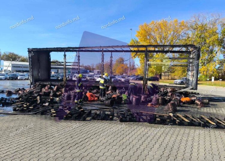 VIDEO // Remorca unui TIR, încărcată cu 19 tone de cablu, a luat foc la Bălți. Pompierii au intervenit prompt